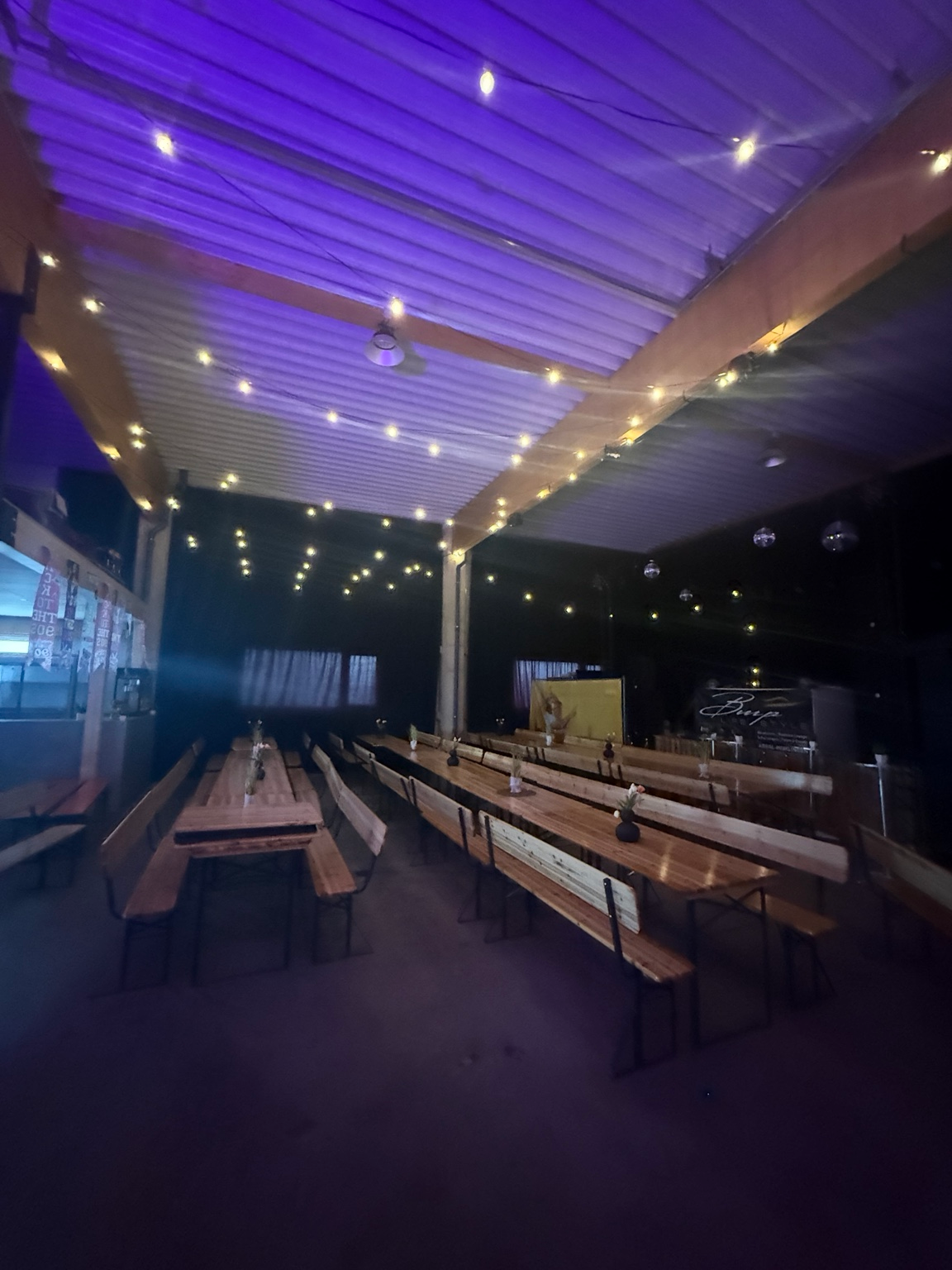 Aktuelle Eventhalle des BMP-Lifestyle Areals mit stimmungsvoller Beleuchtung